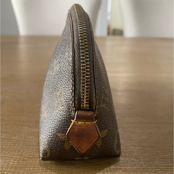 Louis Vuitton Cosmetic Bag - Picture 3 of 11